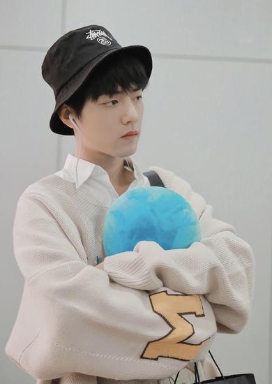 王一博肖战的日常穿搭你更pick谁,王一博穿牛仔上衣与肖战同框视频