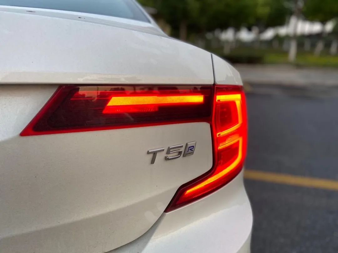 沃尔沃s90智逸豪华2022款使用说明,沃尔沃s90t8混动版2022款缺陷