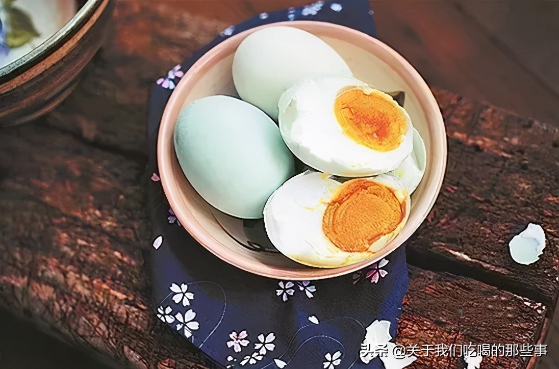 腌咸鸭蛋做到不咸流油,怎么用盐水腌咸鸭蛋