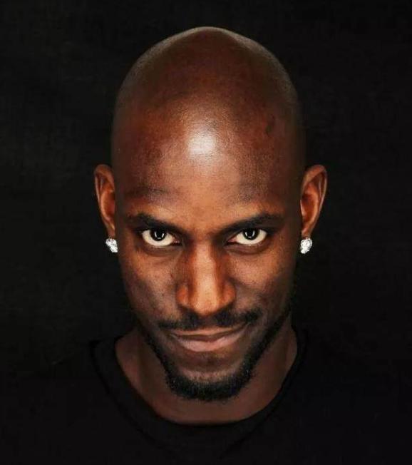 耳钉适合什么球星,科比年轻照片戴耳钉