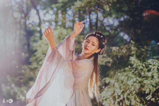 小说:她意识不清,强吻他还扒他衣服,清醒后,尴尬地无地自容