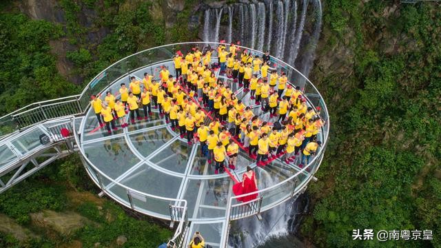 旅游景点玻璃桥流行的原因,景区玻璃桥新玩法震撼到你了吗
