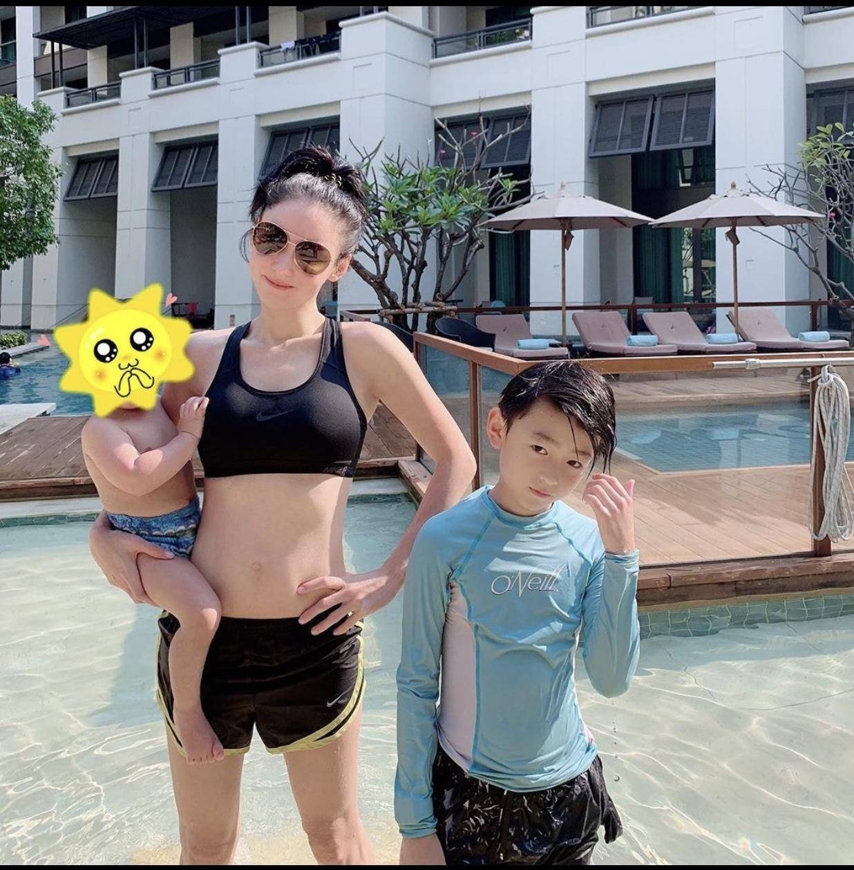 曝张柏芝被赶下飞机,张柏芝一家五口被赶下飞机