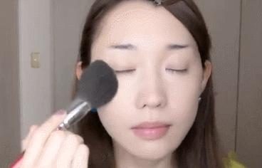 上妆暗沉得快什么原因,上妆后没多久皮肤就暗沉