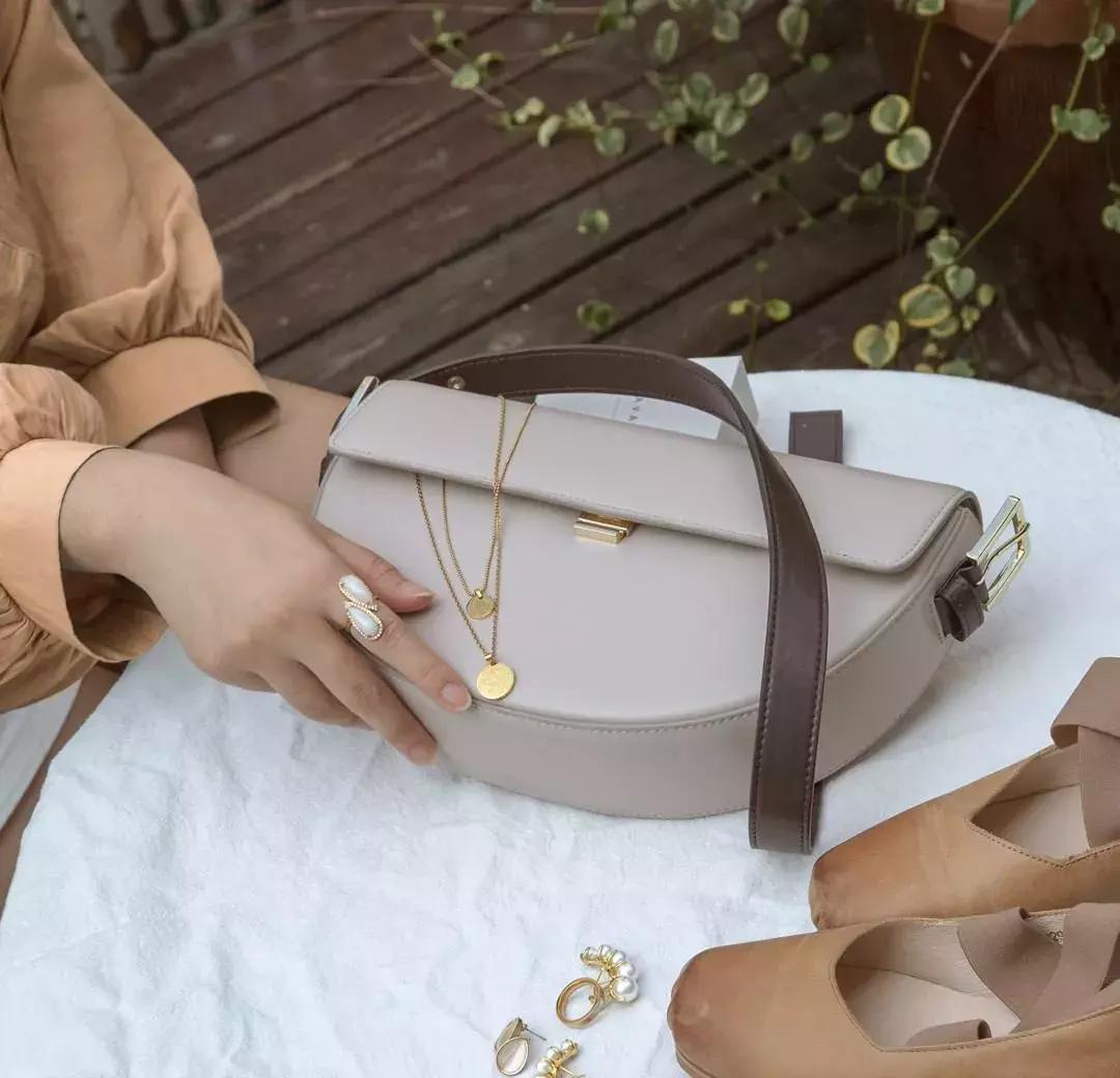 女明星背什么小众包,女明星背超便宜的包