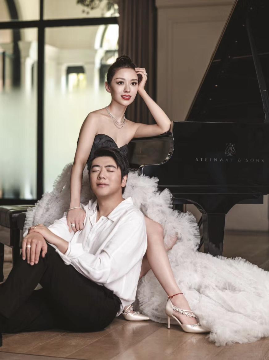 吉娜爱丽丝与女钢琴家,钢琴家吉娜爱丽丝演奏视频