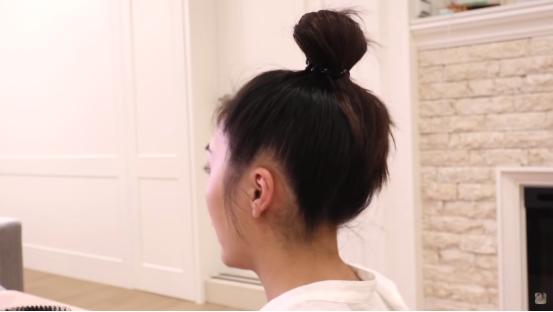 戚薇同款古灵精怪双丸子头教程,戚薇扎丸子头简单扎法