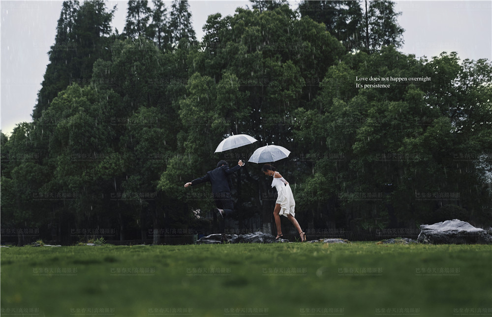 下雨天婚纱照能拍外景吗,拍婚纱照遇到下雨天怎么办