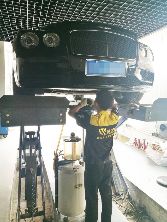 保养师傅普遍把机油加多吗,抽机油和放机油对比哪个更好