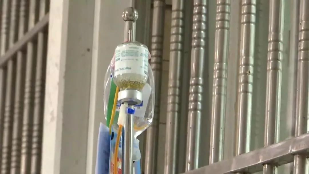 七旬老人被卡车撞伤,老人闯入货车视线盲区死亡被推倒