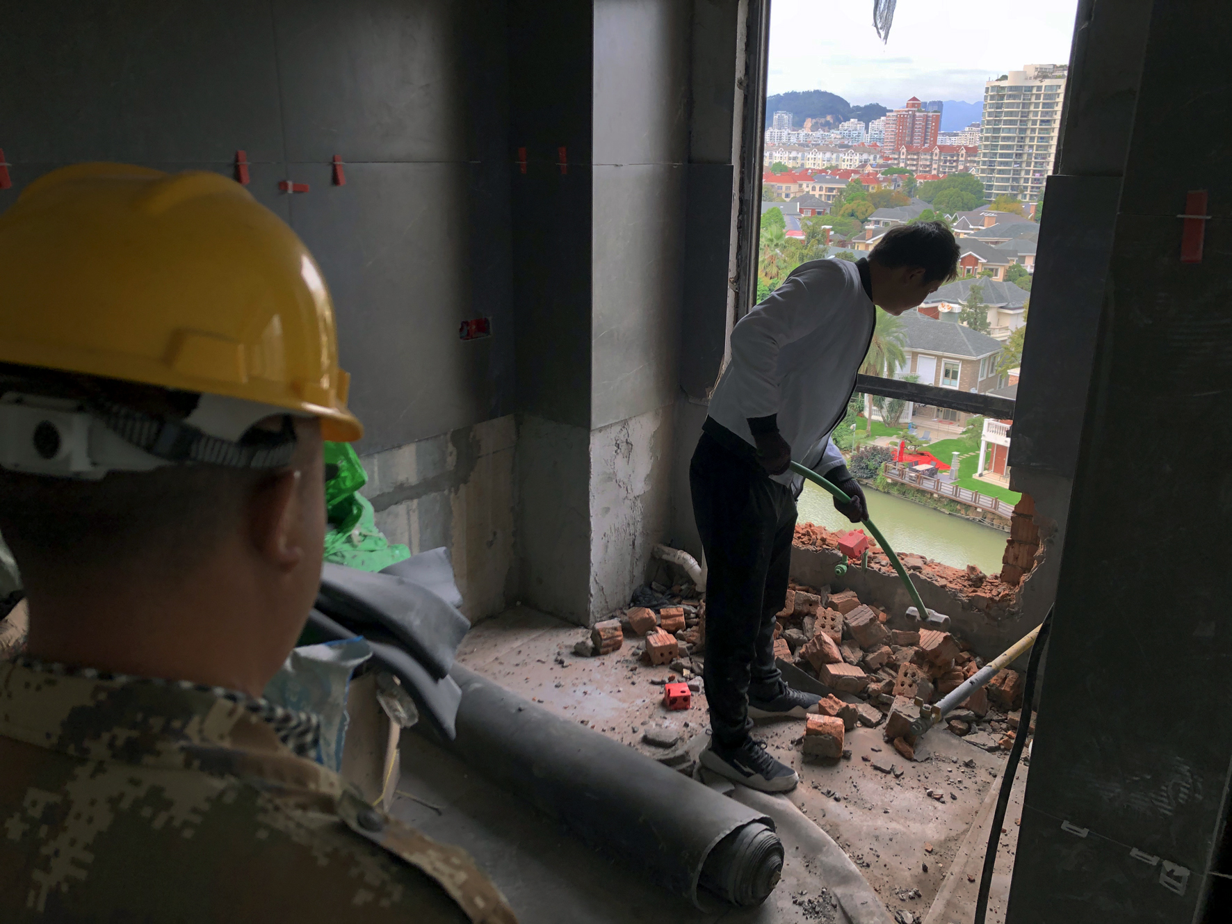 两栋楼违法占耕地被强拆,2亿豪宅违章建筑被拆