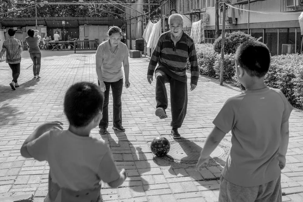濂虫憚褰卞笀鍚村己涓汉鐓х墖,濂虫憚褰卞笀鍚村己