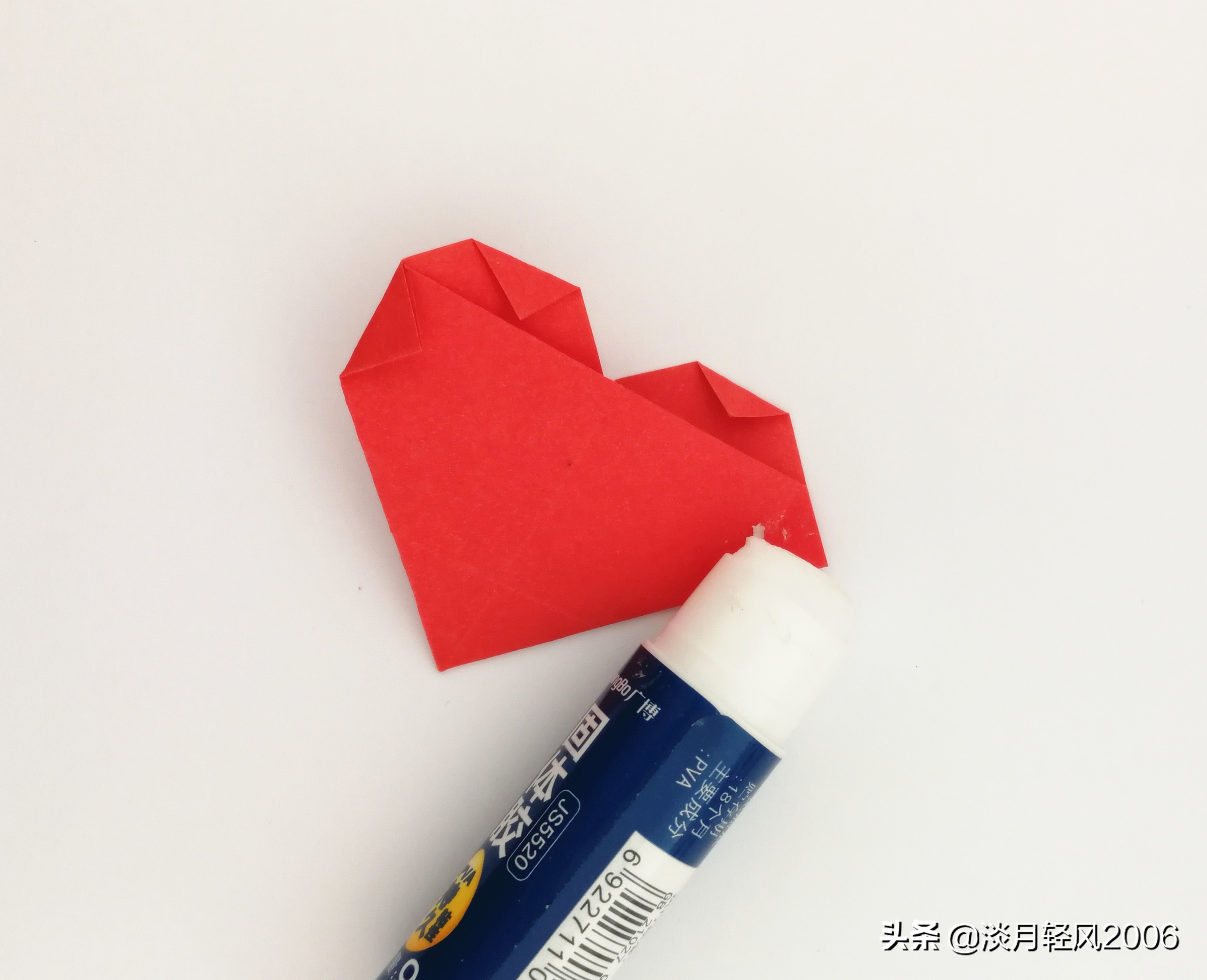 怎么用一张纸一剪刀剪很多个爱心,立体爱心怎么折简单只用一张纸