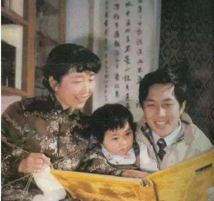 唐国强的两段婚姻：原配35岁除夕夜自杀，娶小12岁壮丽，今很幸福