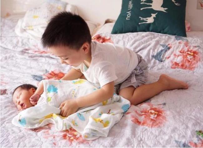 哥哥的生日礼物是个妹妹，男孩嫌弃的眼神至今难忘，令人唏嘘