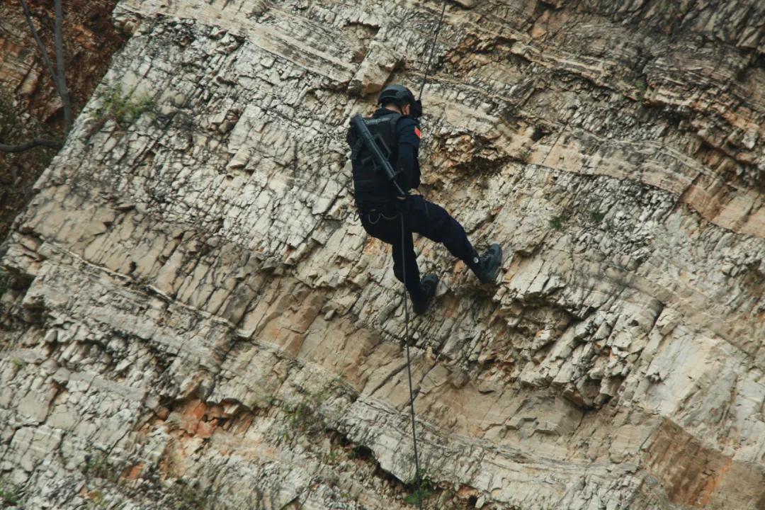 特警全面开展全警实战大练兵,燃到爆直击重庆特警实战大练兵