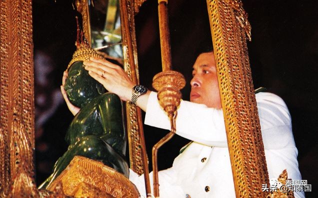 泰国供奉的“镇国玉佛”，背后竟是泰国与老挝间一场古怪的战争？