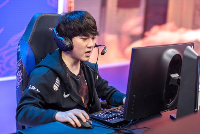 TES卡萨女朋友个人账号被扒出，系台湾知名小网红，拉哥有福了