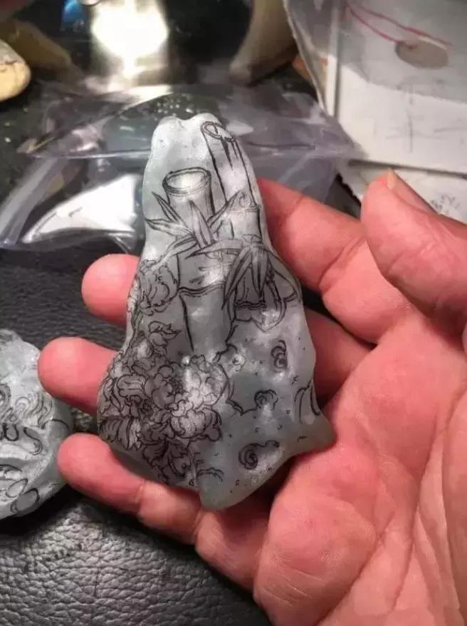 去缅甸买翡翠原石比国内便宜吗,缅甸翡翠手镯哪里买比较便宜