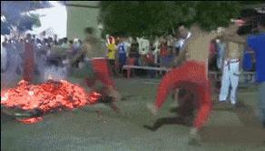 去按脚碰到前女友，怎么化解尴尬