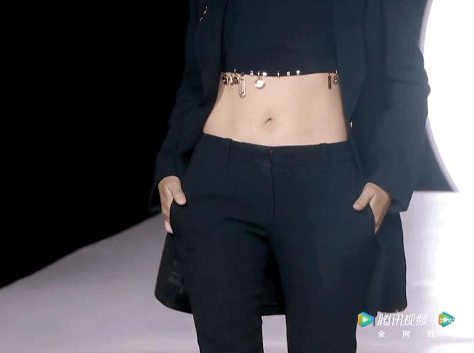 金晨瘦背瘦手臂,金晨又成功穿出三七分比例身材