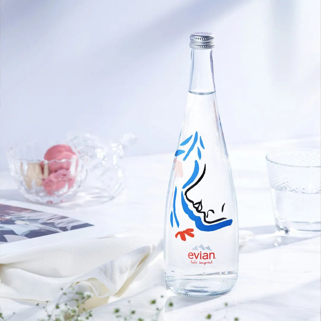 依云矿泉水蓝玻璃瓶,依云矿泉水水中贵族广告