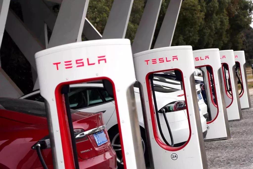 马丁新款v12,阿斯顿马丁v8和v12对比