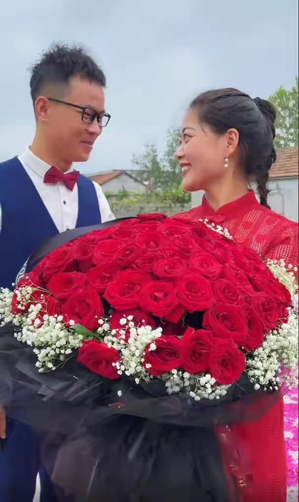 26岁江苏美女,回村创业,年入百万,婚礼直播被打赏10万元