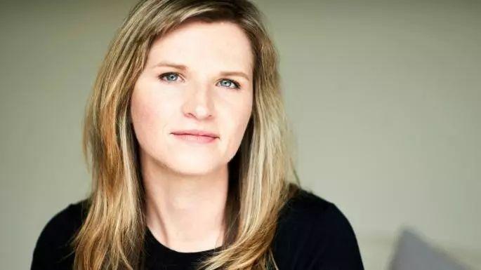 逃离极端家庭，反抗十年家暴，她是比尔盖茨盛赞的自学成才女博士