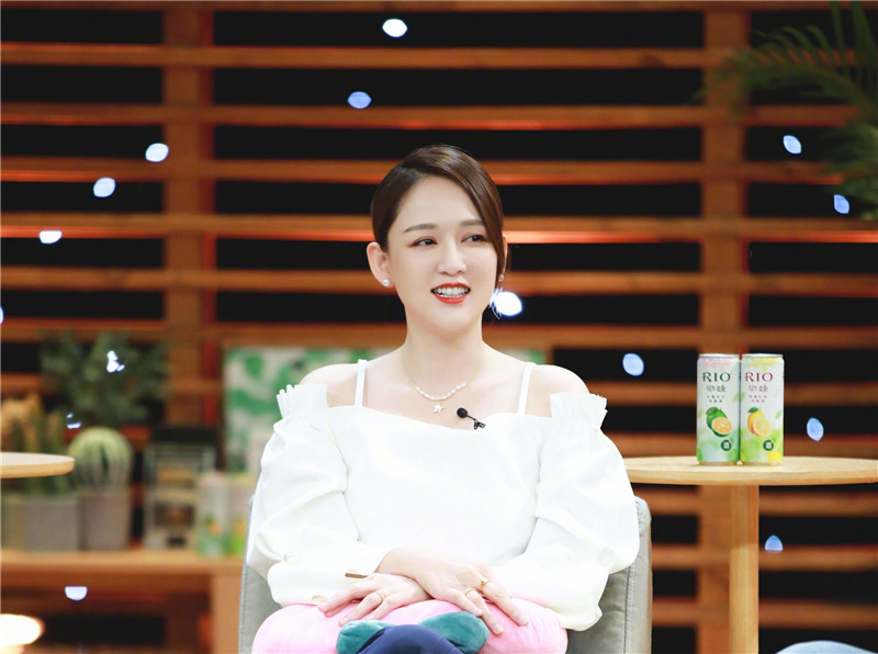 胸大怎么穿衣服不尴尬,胸大的妹子穿什么衣服保守