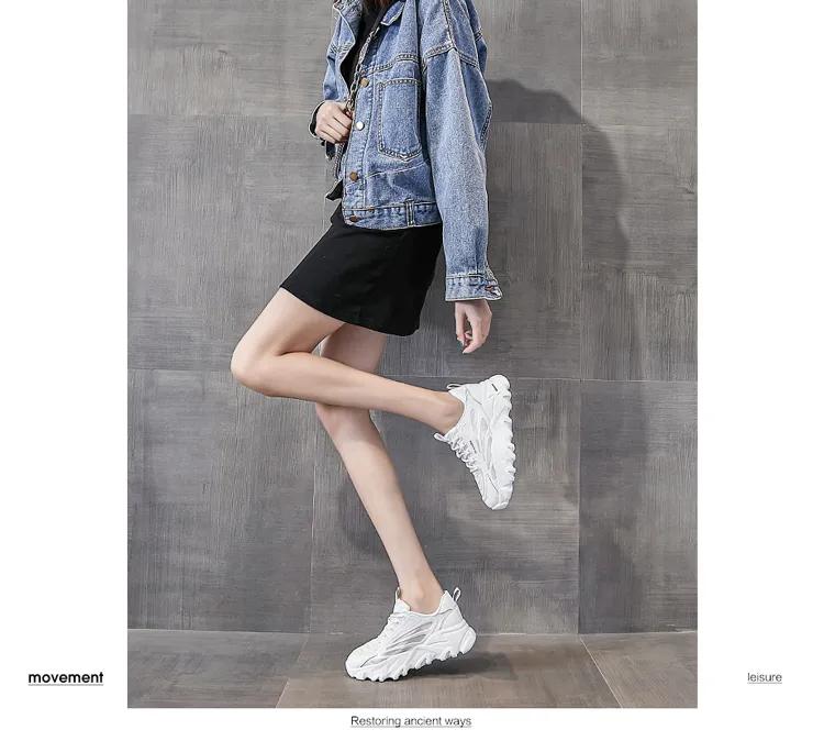 谁说小白鞋土这样穿又酷又美,2021流行的小白鞋显瘦又百搭