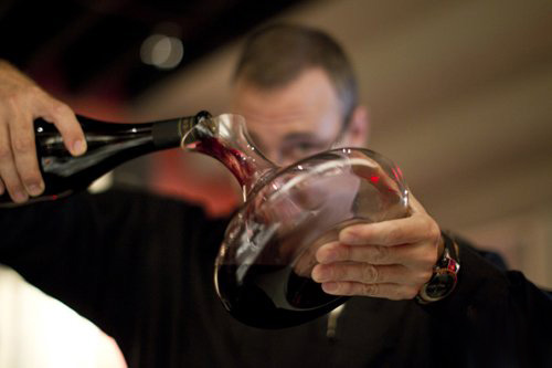 第一次喝红酒又酸又涩是怎么回事,红酒喝起来酸怎么办