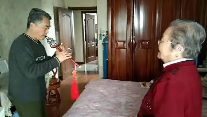 七十岁的老人怎么吹葫芦丝,十二岁小姑娘吹葫芦丝