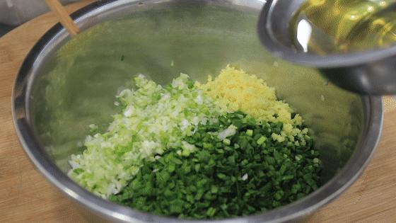 包子擀皮、蒸制都有技巧，学会这两招，包子皮薄但不露馅也不变形