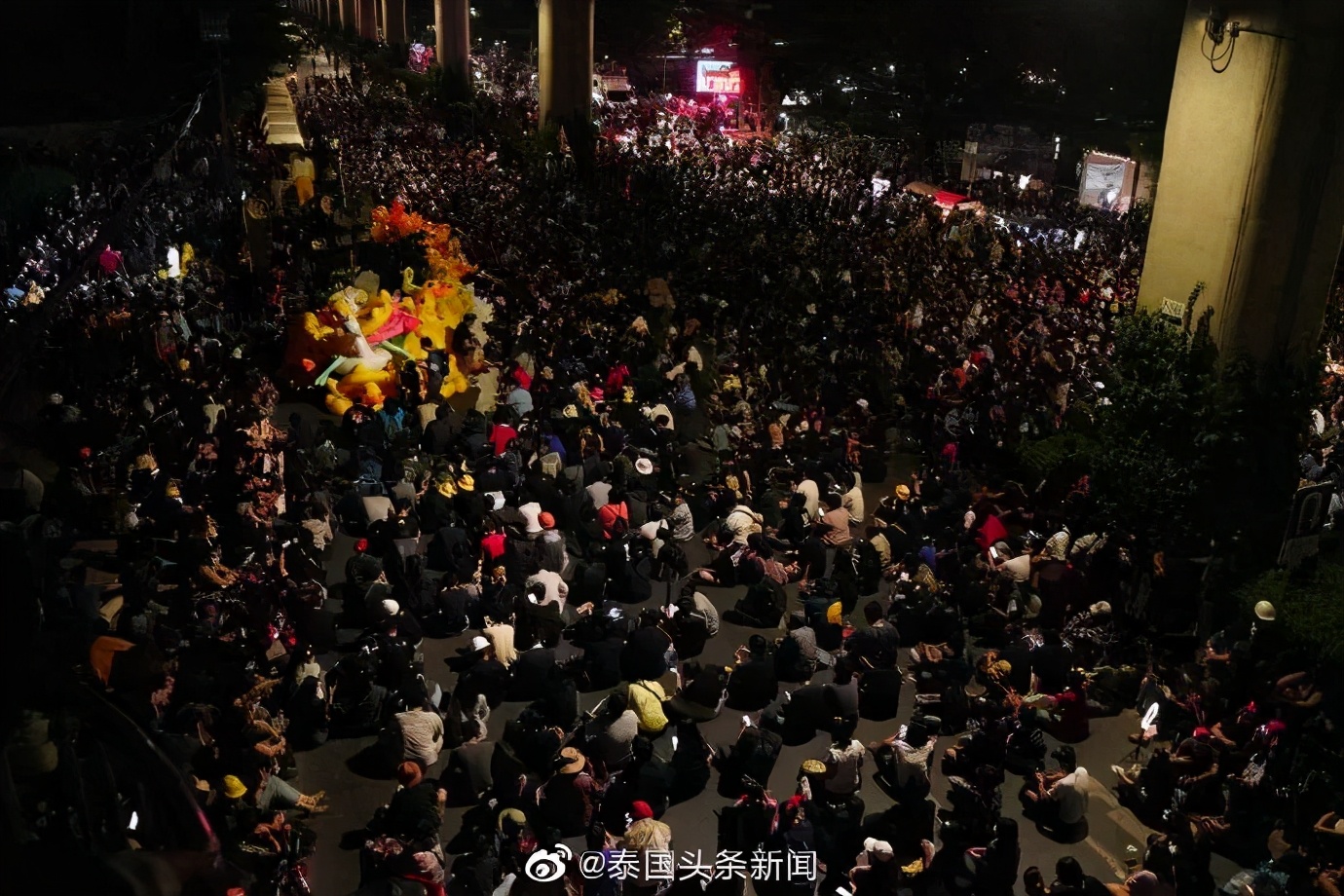 泰国皇家卫队也成为*会集**者的*威示**目标了