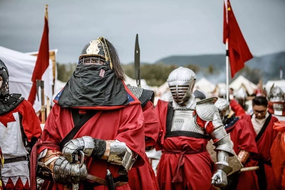 身披重甲、手握关刀,在欧洲赛场上硬刚的中国战士