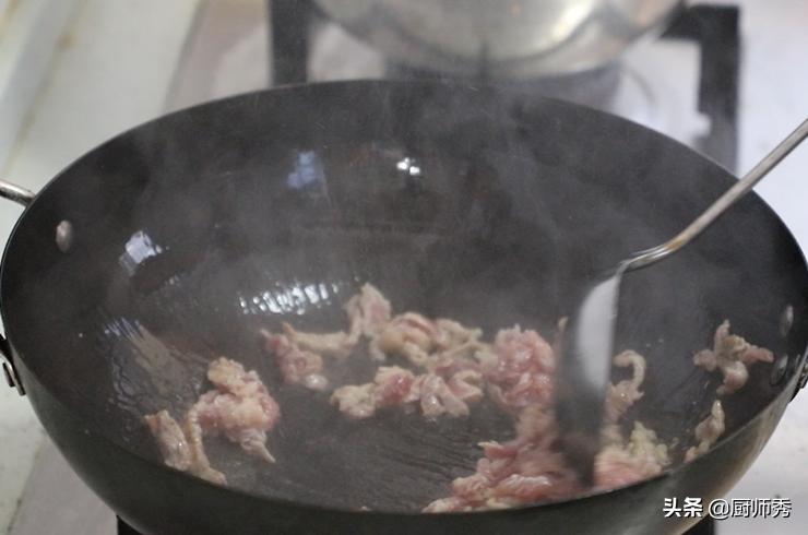 手擀面条用什么水和面更筋道,面条怎样做有劲道不易断