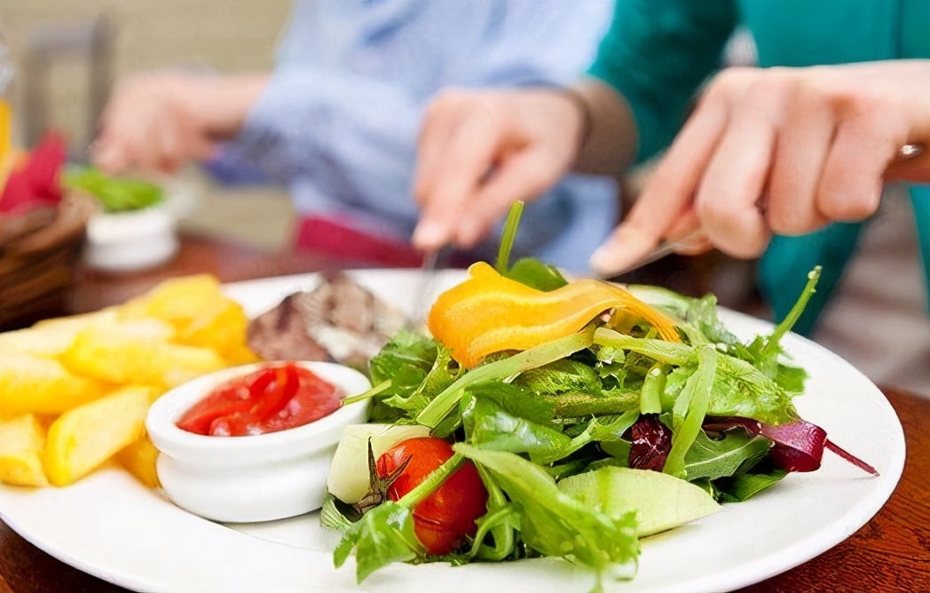 西餐厅里面的柠檬水是用来擦的吗 (西餐厅服务员喝柠檬水)