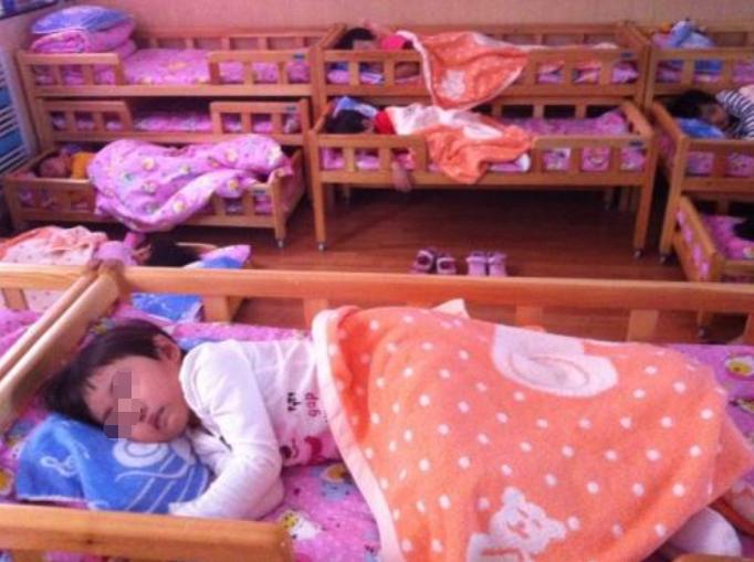 幼儿园午休,3岁男孩脸红满头大汗,女老师掀开被子后很尴尬