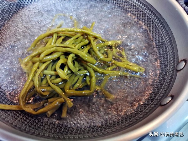 酸豆角怎么弄才好吃,酸豆角腌咸了要怎么变淡的