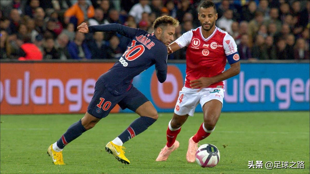 和日本国家队球员乾贵士一起学向前带球