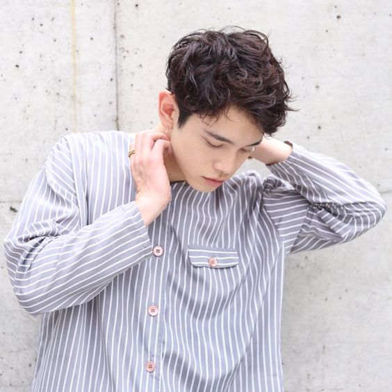 男生卷发造型中短卷,男生卷发造型中长发圆脸