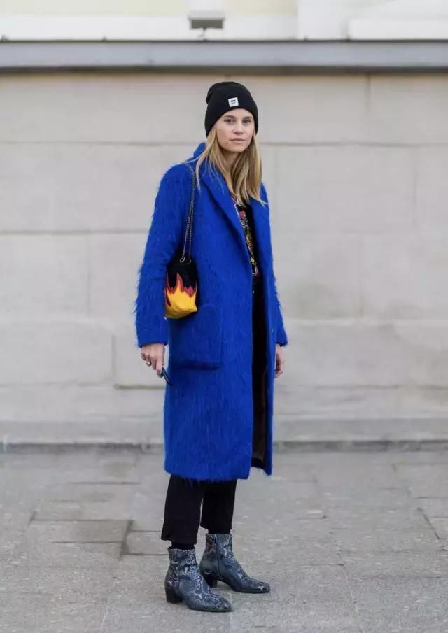 藏青色和黑色哪个更显白显气质,穿这几个颜色显白又气质