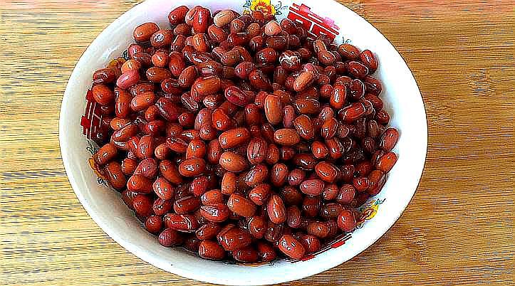 红豆中加2个鸡蛋，不蒸不煮，退奶牙的儿子三天两头点名要，真香