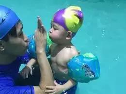 孩子怕水不肯下水,宝宝怕水不肯洗澡