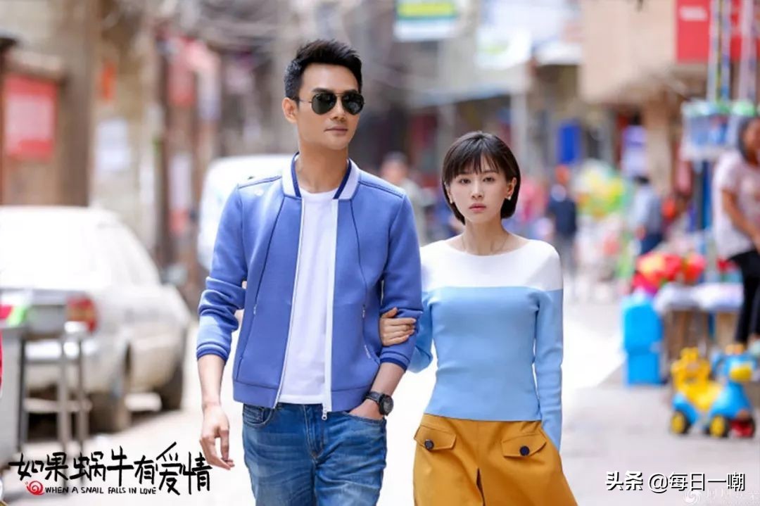 王子文高铁脚踩小桌,王子文道歉脚踩高铁桌板