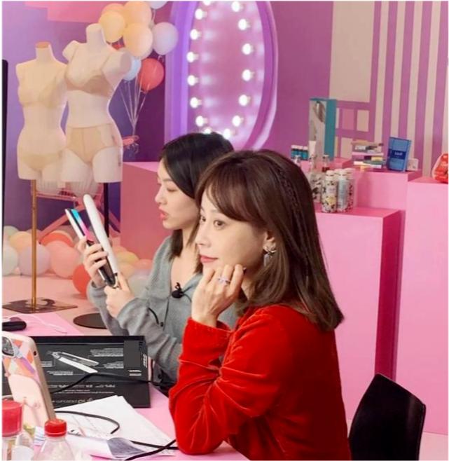 网红代王被质疑整容，晒奶奶爸爸照片自证没整鼻子，曾承认做填充