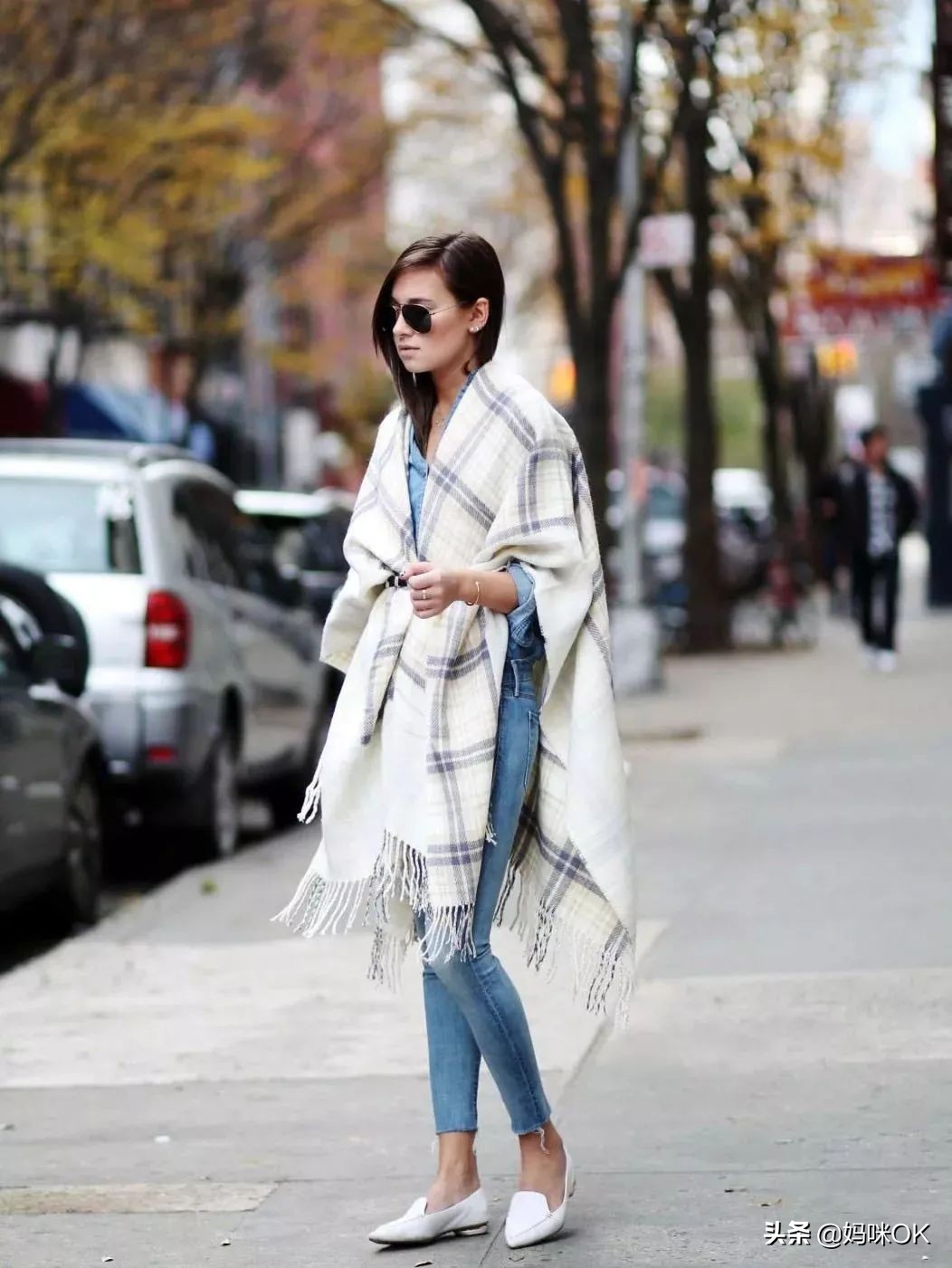 几种很火的围巾的新系法,比较短的围巾系大法