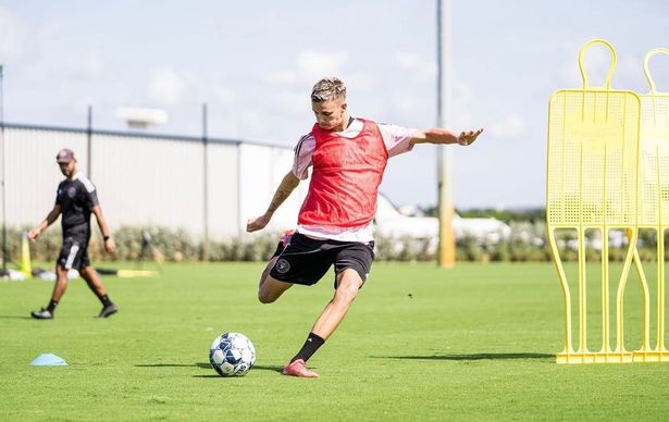 罗密欧贝克汉姆踢球吗,19岁贝克汉姆和24岁贝克汉姆