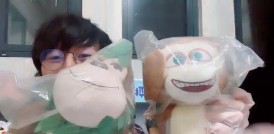 电子棍生日现场拆分快递，粉丝礼物很奇怪，吉吉王也应该是现场